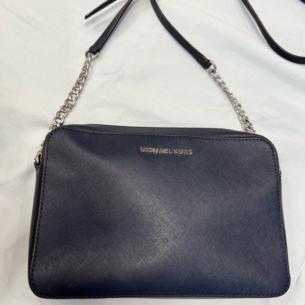 MICHAEL KORS Navy
Saffiano Leather Chain-Link Crossbody Bag Used